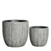2er Set Pflanzgefäße Aus Polystone - Rund - Grau Mit Holzstruktur-Optik - Mit Einsatz - Yosan 1 2er Set Pflanzgefäße Aus Polystone - Rund - Grau Mit Holzstruktur-Optik - Mit Einsatz - Yosan -Pflanz Traum Verkaufsgeschäft 2er set pflanzgefaesse aus polystone rund grau mit holzstruktur optik mit einsatz yosan