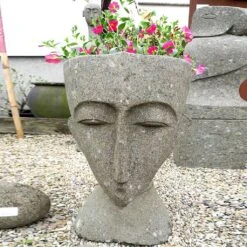 Abstrakter Steinkopf Batari Als Pflanzgefäß