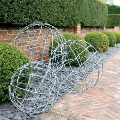 Deko Kugel Für Den Außenbereich Aus Metall Mit Rundstreben - Ollegiro Meno