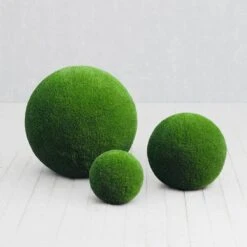 Drei Kugeln Aus GFK & Kunstrasen Als Schlichte Topiary Gartendeko - Kula Set