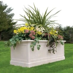 Eckiger Pflanztrog Im Klassischen Design Aus Stein - Hume Park