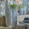 Indoor Pflanzvase Mit Einsatz Aus Polystone - Silber - Rund - Senkrechte Rillenmuster - Adanna -Pflanz Traum Verkaufsgeschäft indoor pflanzvase mit einsatz aus polystone silber rund senkrechte rillenmuster adanna