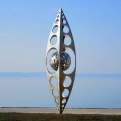 Moderne Gartenplastik Aus Metall - Zapfen Mit Kugel - Astee