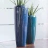 Moderne Pflanzvase Für Draußen - Blau Glänzend - Polystone - Montecasaro -Pflanz Traum Verkaufsgeschäft moderne pflanzvase fuer draussen blau glaenzend polystone montecasaro