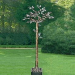 Schöner Bronzebaum Mit Grünen Blättern Für Den Garten - Bavora